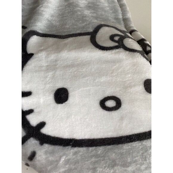 HELLO KITTY Blanket Throw 50"x70" Super Soft Plush Gray Pink White NEW - Picture 10 of 15